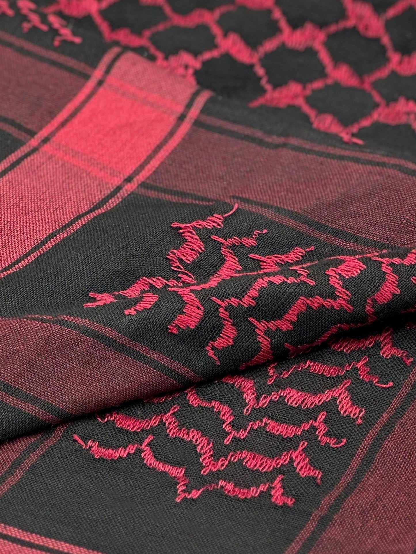 Kuffiyeh palestina en rojo oscuro y negro de YAFA ARTS