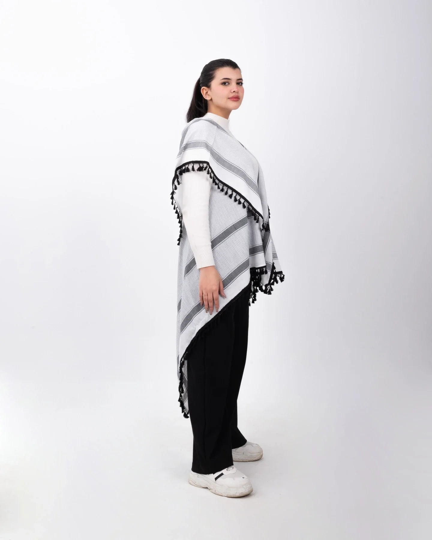 Chaleco Kufiyah original con costuras en negro y plata clara