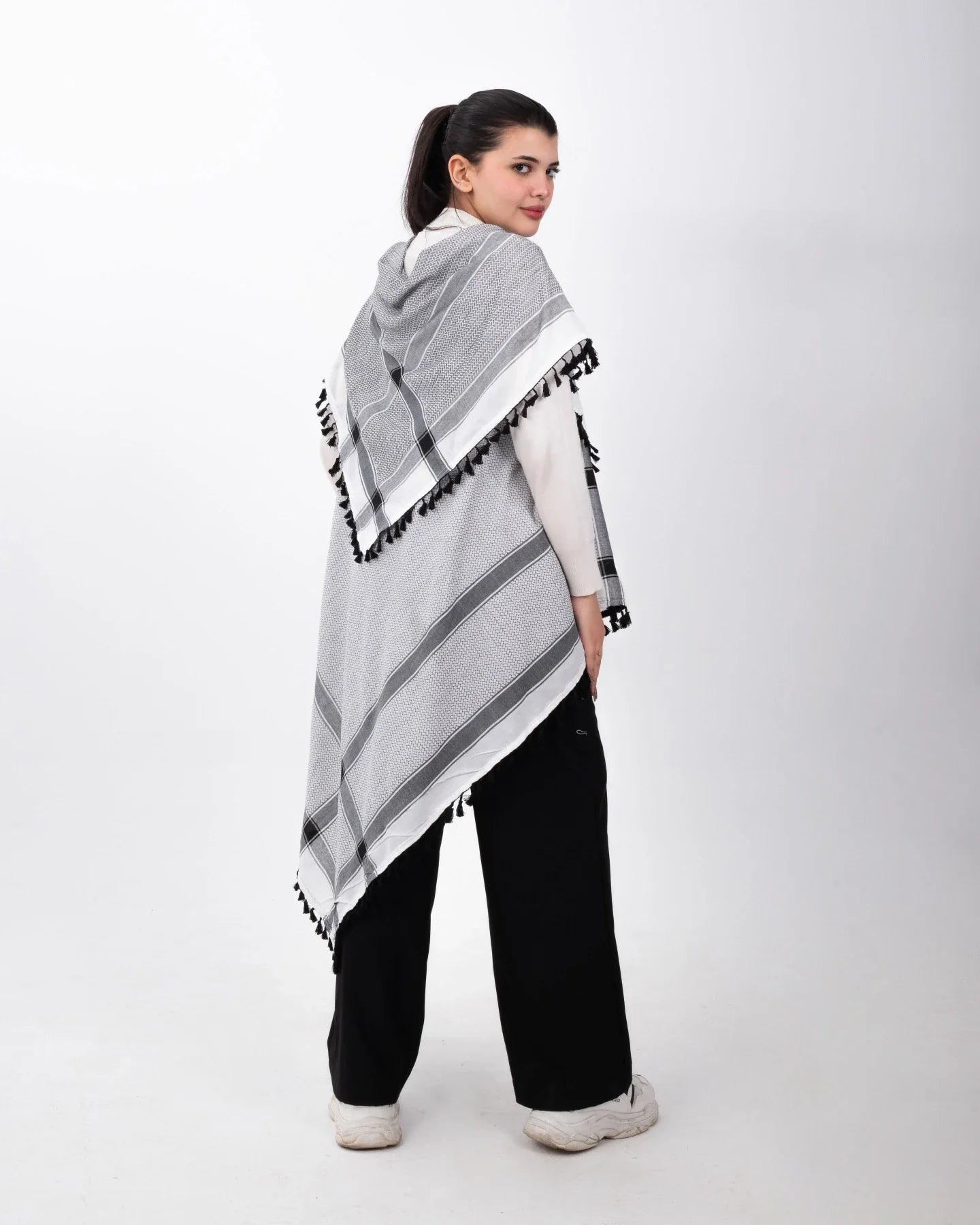 Chaleco Kufiyah original con costuras en negro y plata oscura