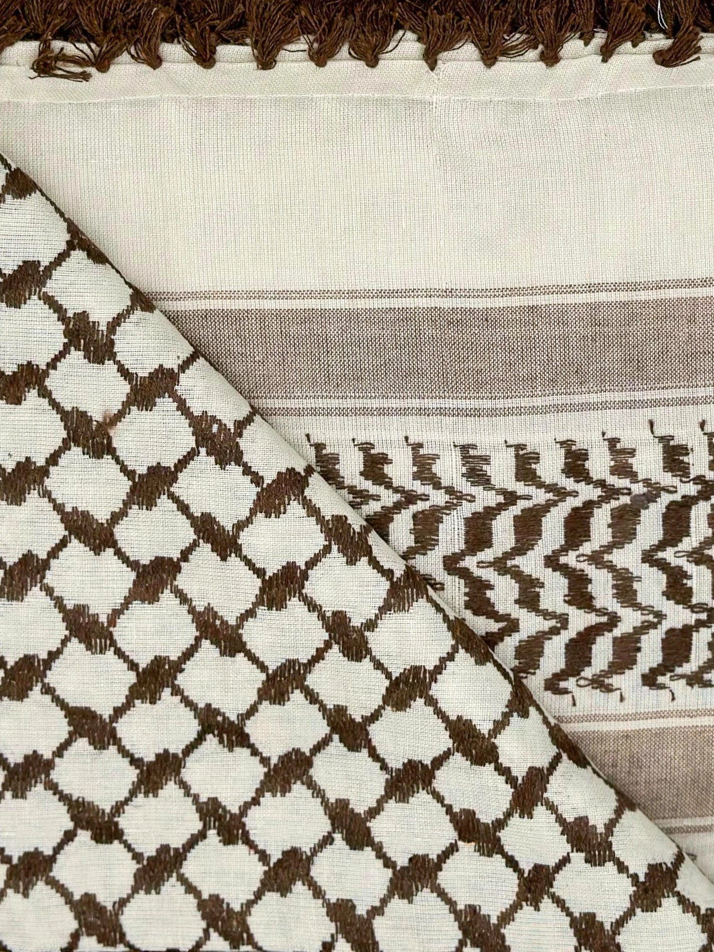 Kuffiyeh palestina clásica marrón y blanca de YAFA ARTS