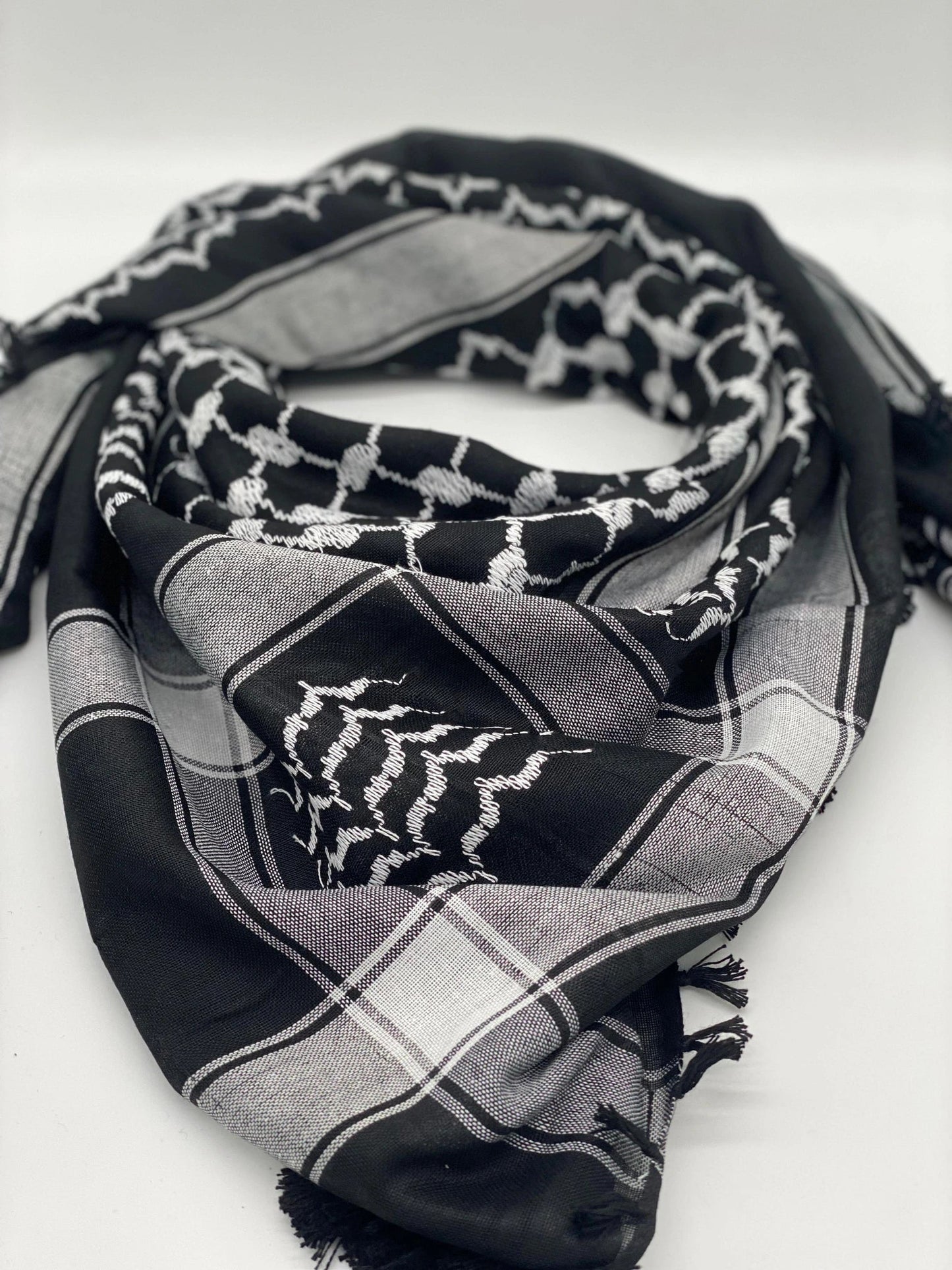 Kuffiyeh palestina auténtica de color blanco hielo y negro