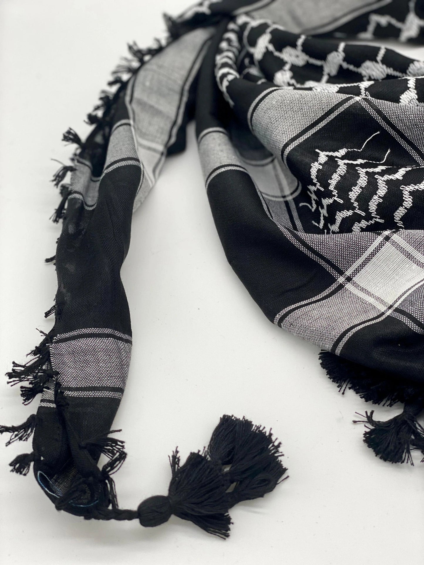 Kuffiyeh palestina auténtica de color blanco hielo y negro