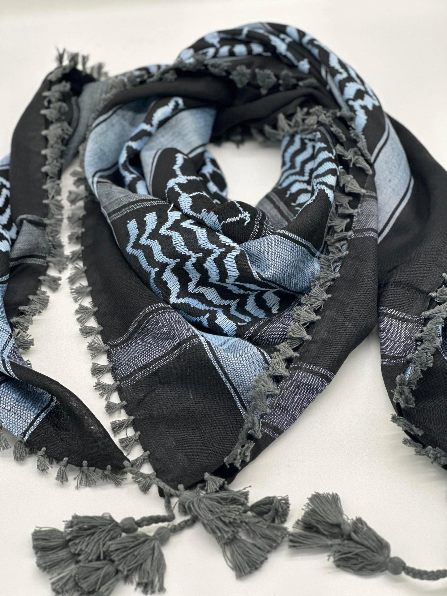 Kuffiyeh palestina negra y azul cielo de YAFA ARTS