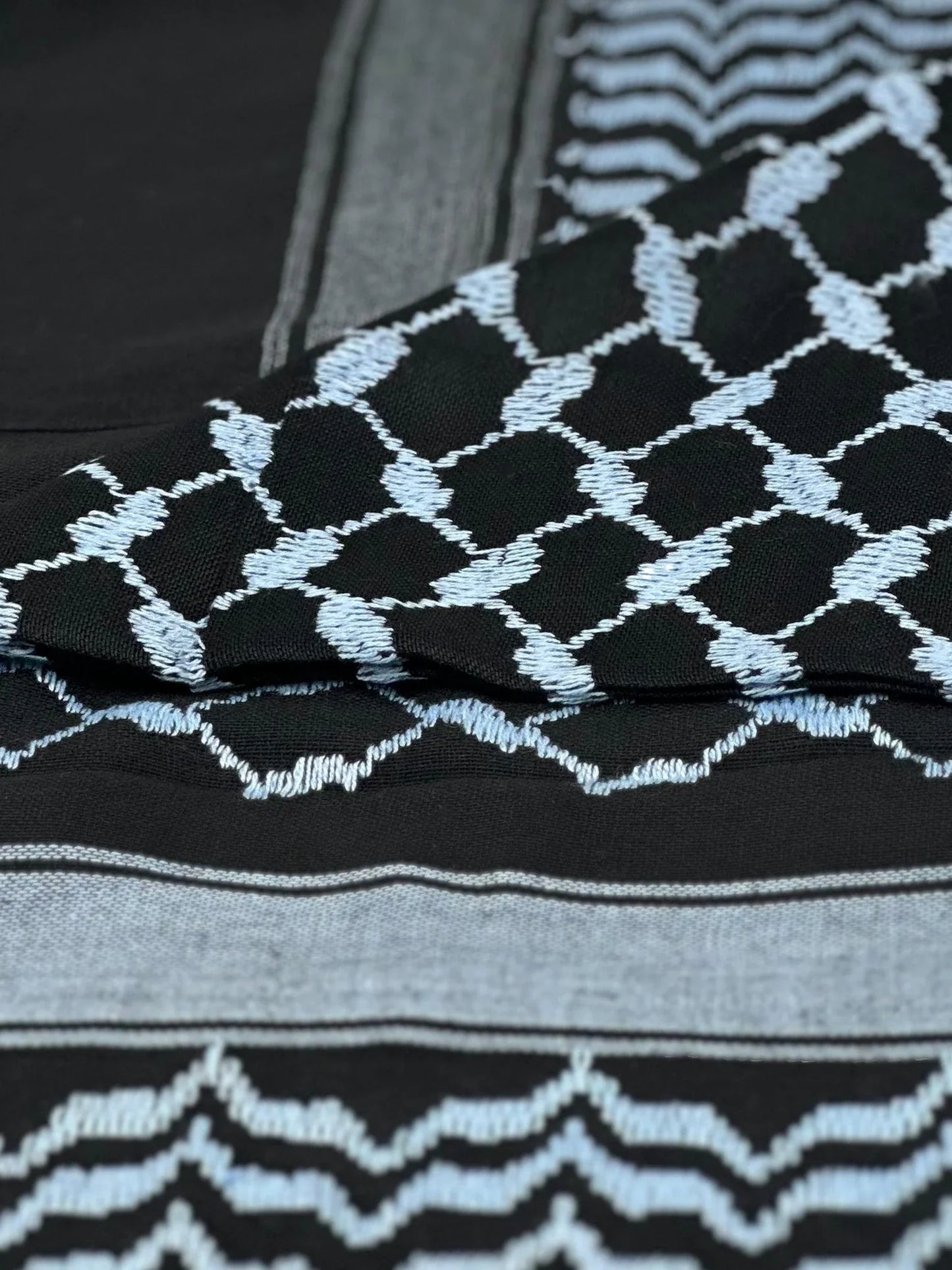Kuffiyeh palestina negra y azul cielo de YAFA ARTS