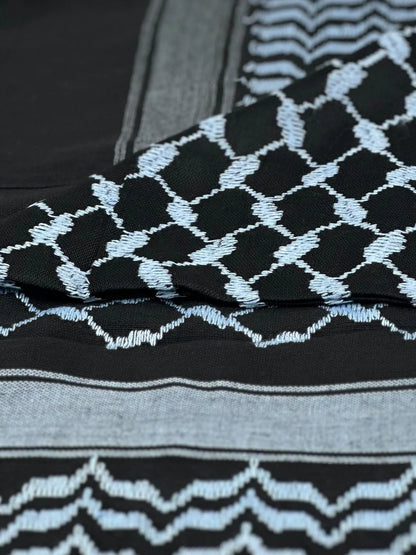 Kuffiyeh palestina negra y azul cielo de YAFA ARTS