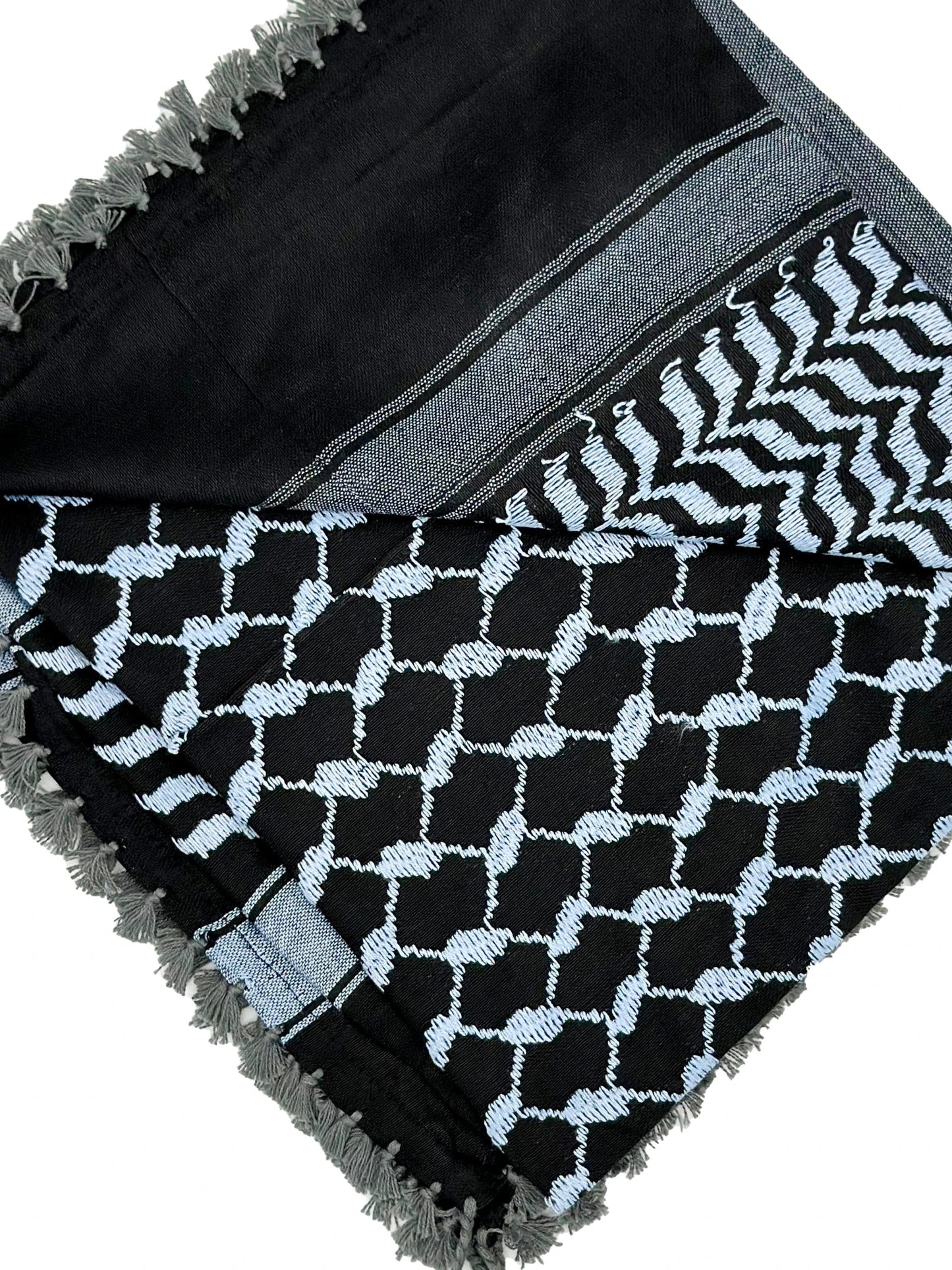 Kuffiyeh palestina negra y azul cielo de YAFA ARTS